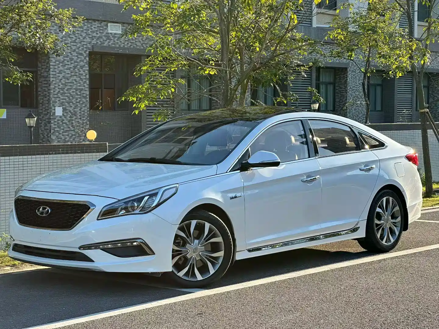 Photo 1 - Hyundai Sonata