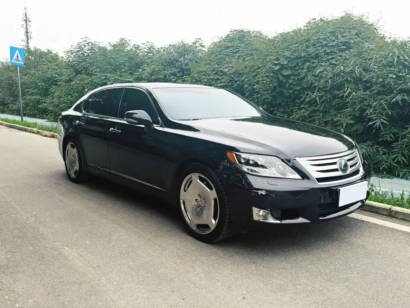 Фото 3 - Lexus LS
