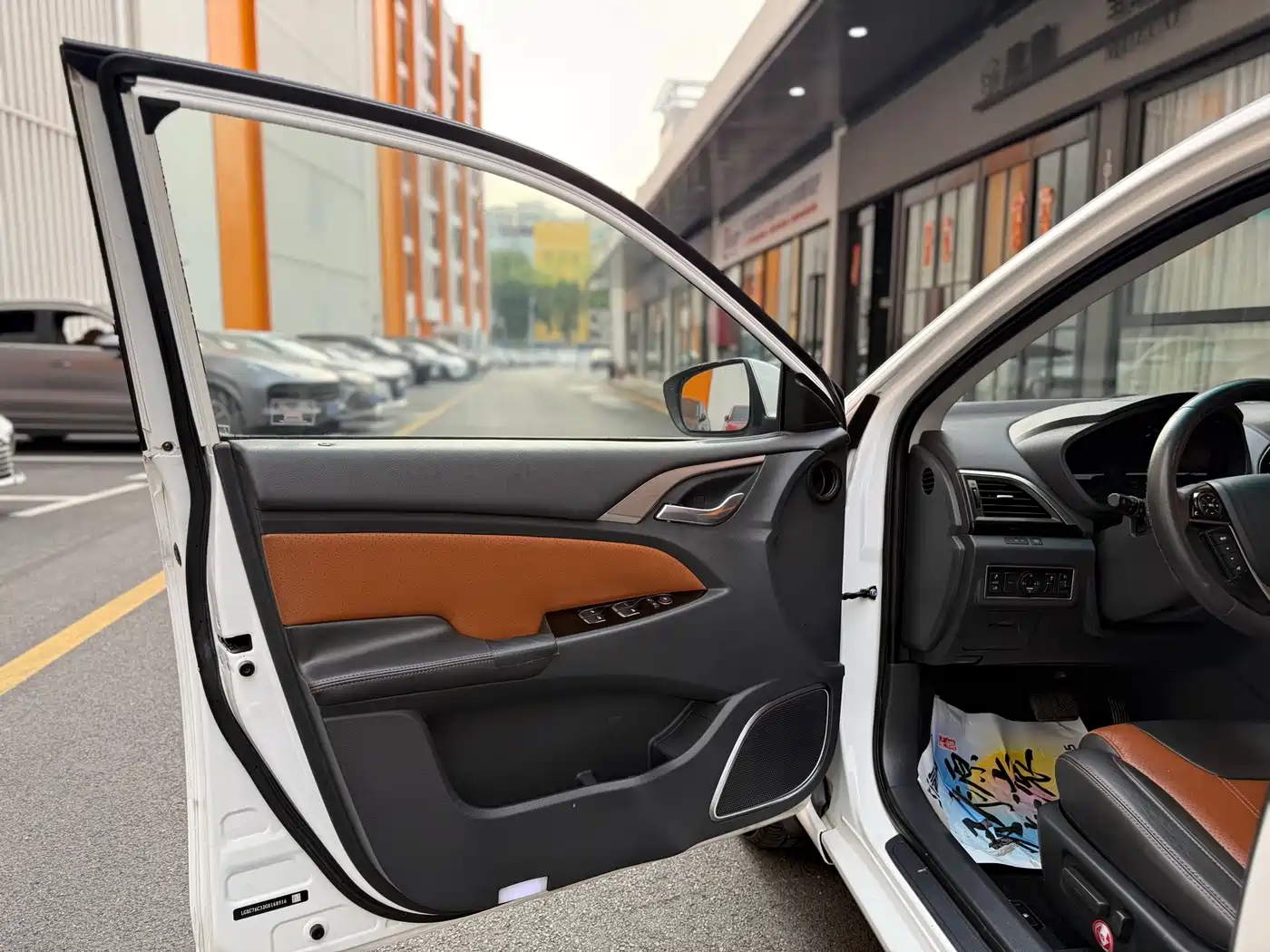 BYD Qin New Energy 2015 1.5T Dual Crown Flagship Edition фото 13