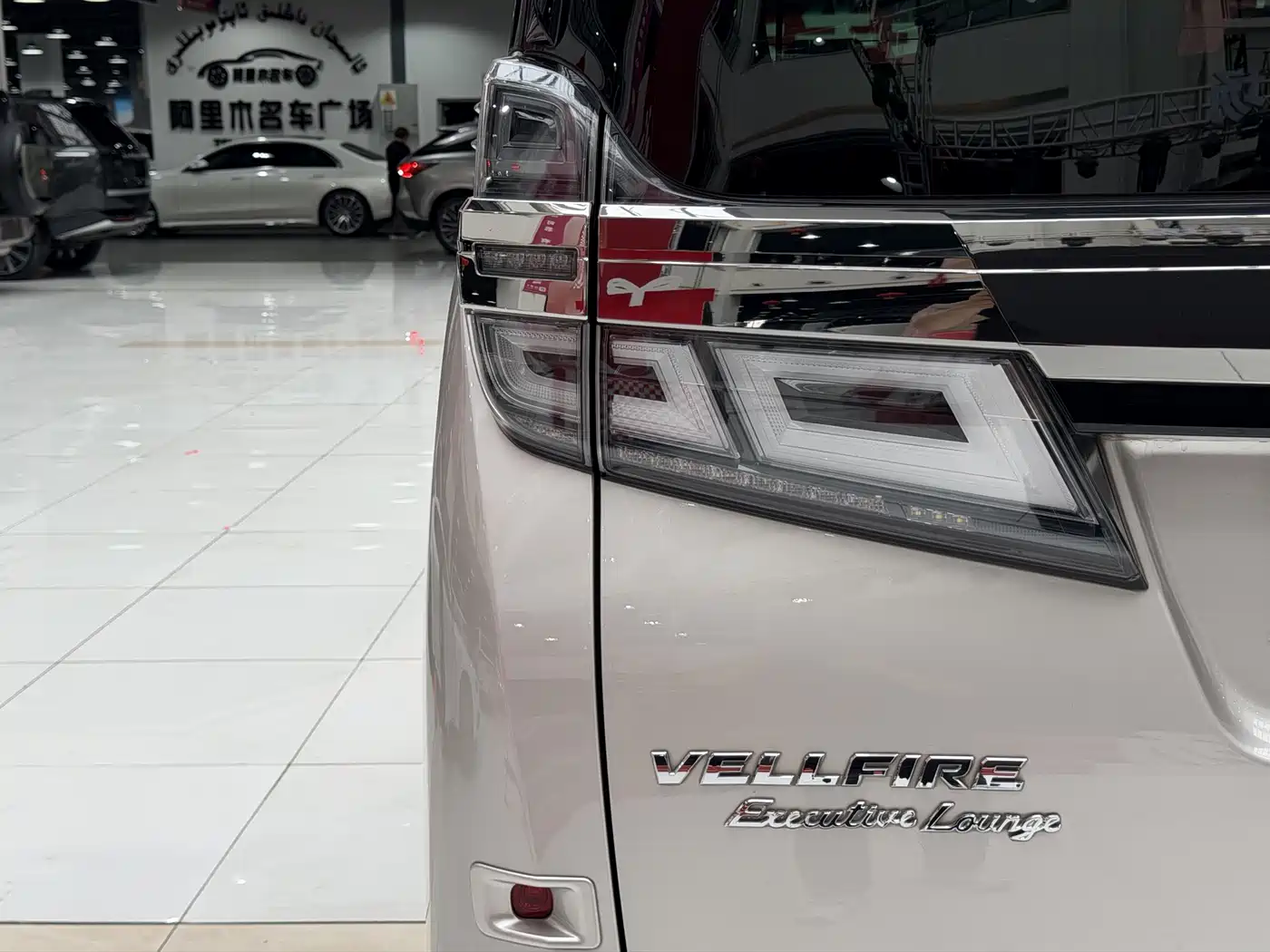 Toyota Vellfire 2019 Hybrid 2.5L HV Premium Edition фото 18