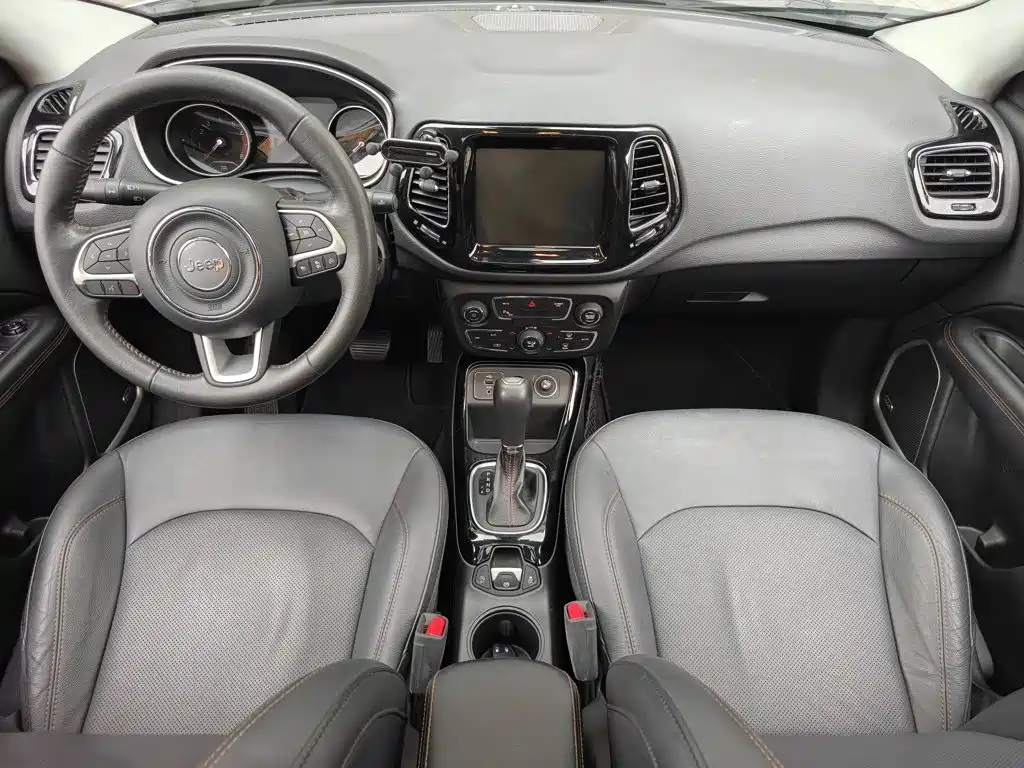 Фото 16 - Jeep Compass