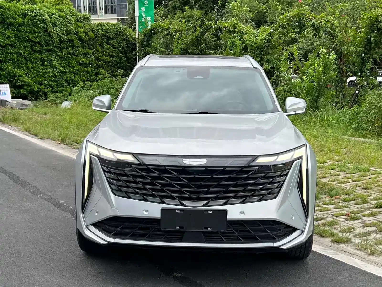 Фото 2 - Geely Atlas L