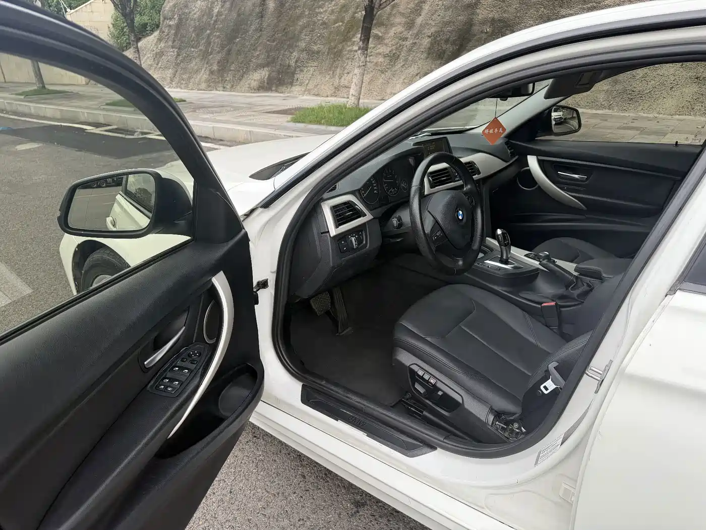Photo 8 - BMW 3 Series