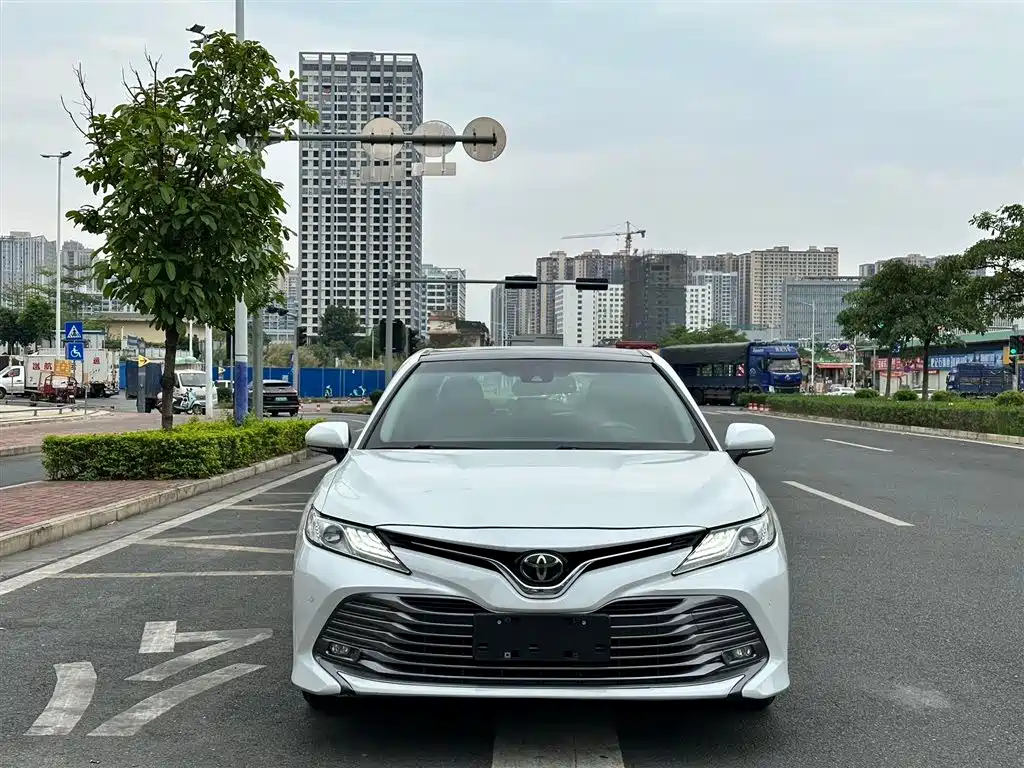Toyota Camry 2018 2.5G Luxury Edition фото 2