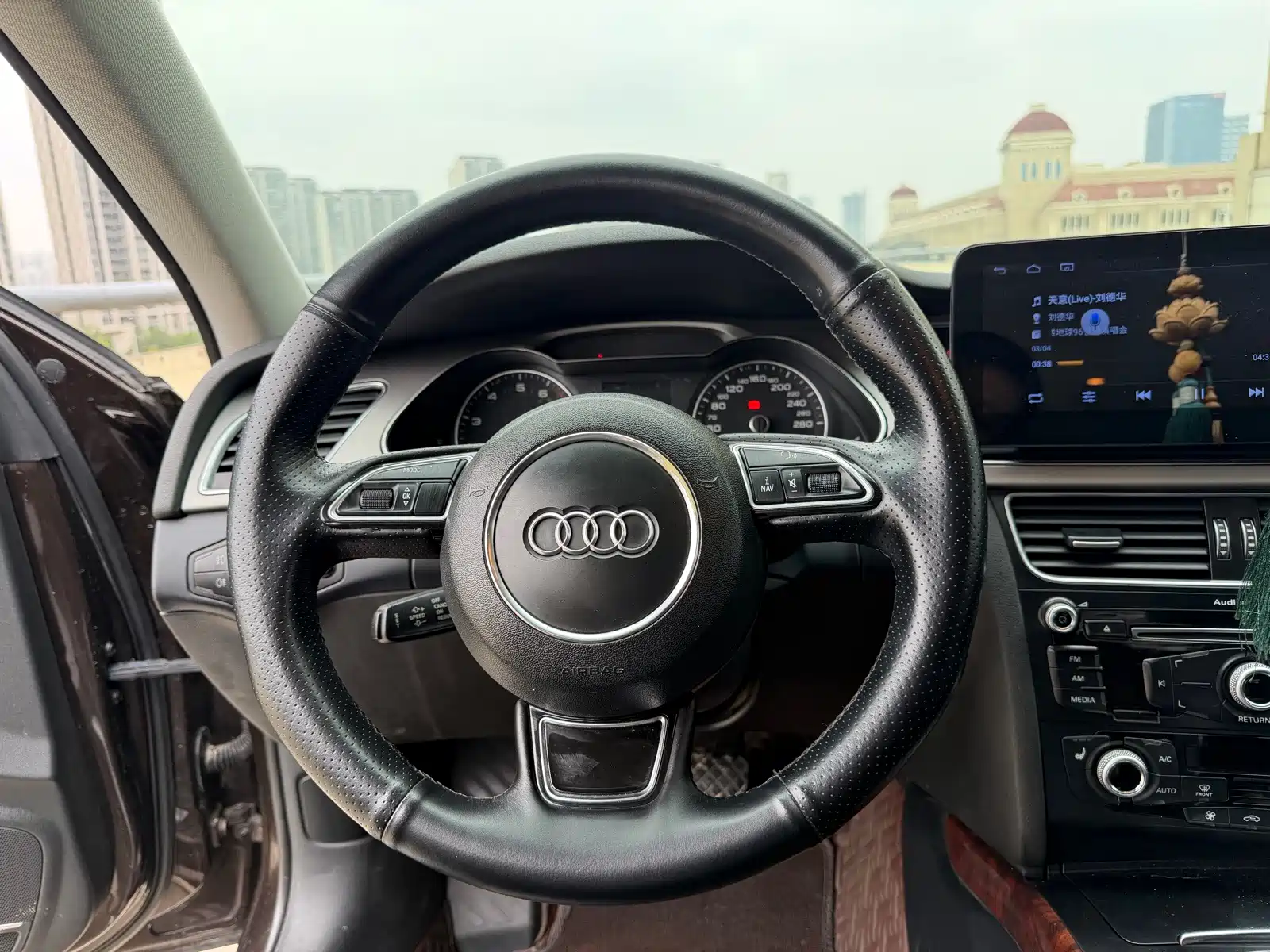 Photo 7 - Audi A4L