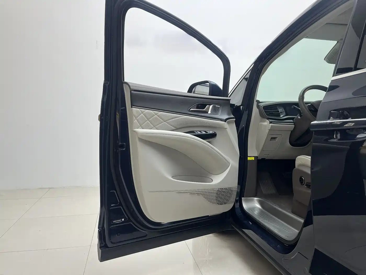 Denza D9 2022 DM-i 970 All-Wheel Drive Honor Edition фото 14