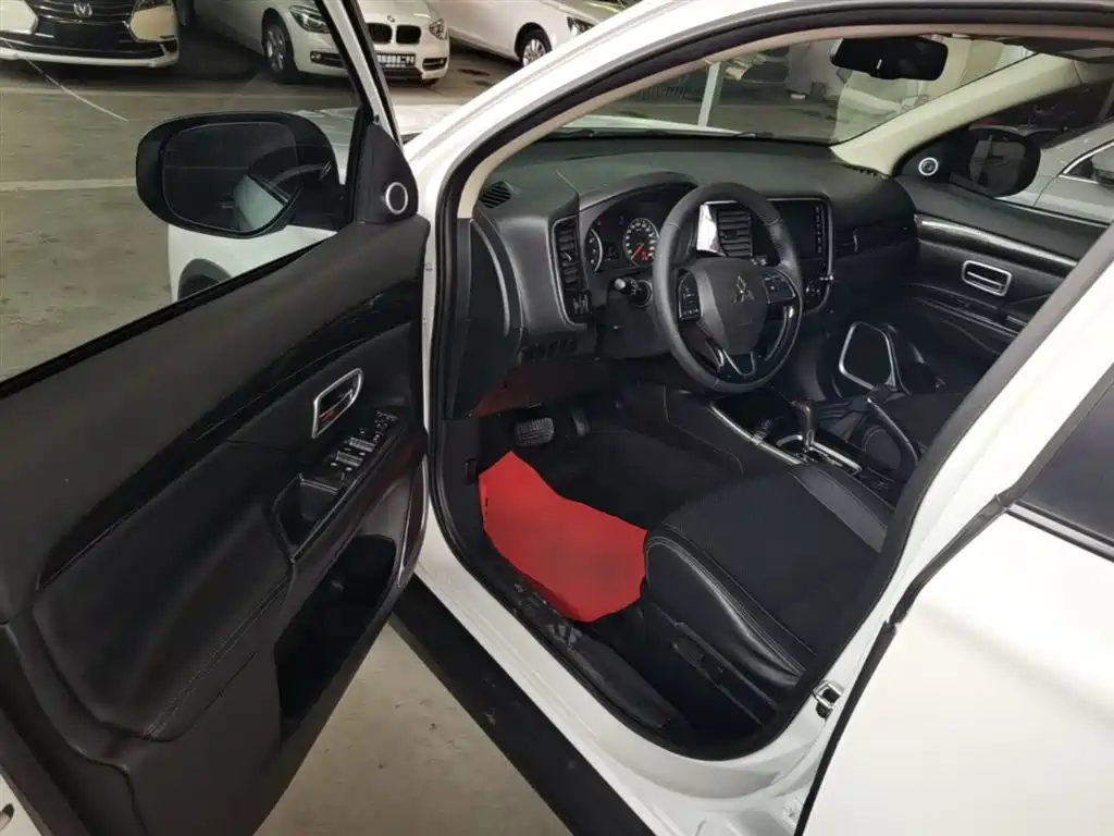 Mitsubishi Outlander 2018 2.0L 2WD Glory Edition 5-seater фото 12