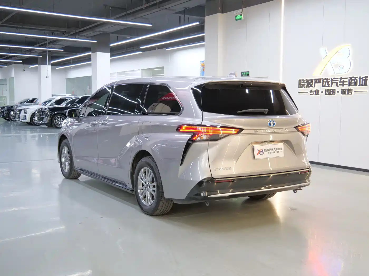 Toyota Sienna 2021 2.5L Hybrid Premium Edition фото 4