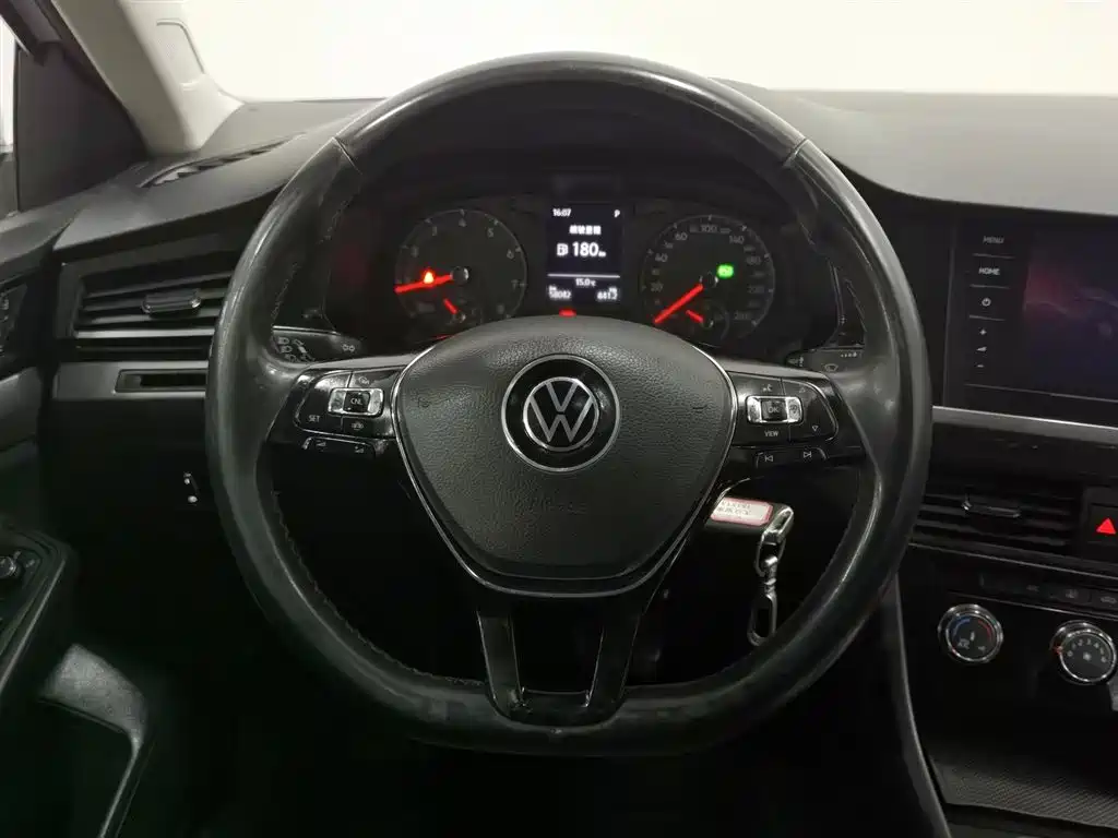 VOLKSWAGEN BORA