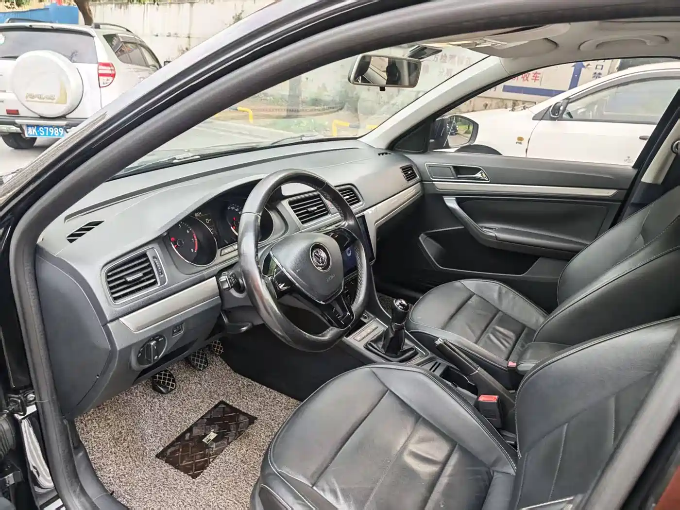 Volkswagen Lavida 2015 1.6L Manual Comfort Edition фото 4