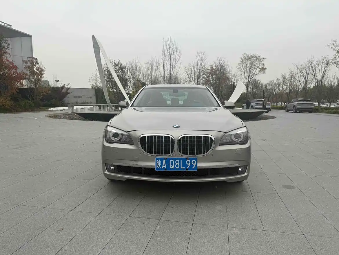 BMW 7 Series 2009 740Li Luxury фото 2