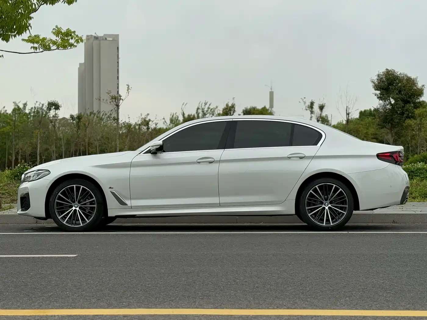 BMW 5 Series 2023 530Li Leading M Sport Package фото 4