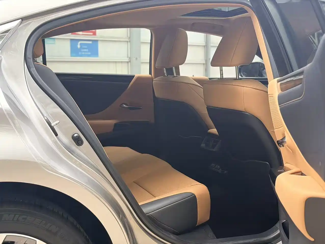Lexus ES 2023 200 Excellence Edition фото 11
