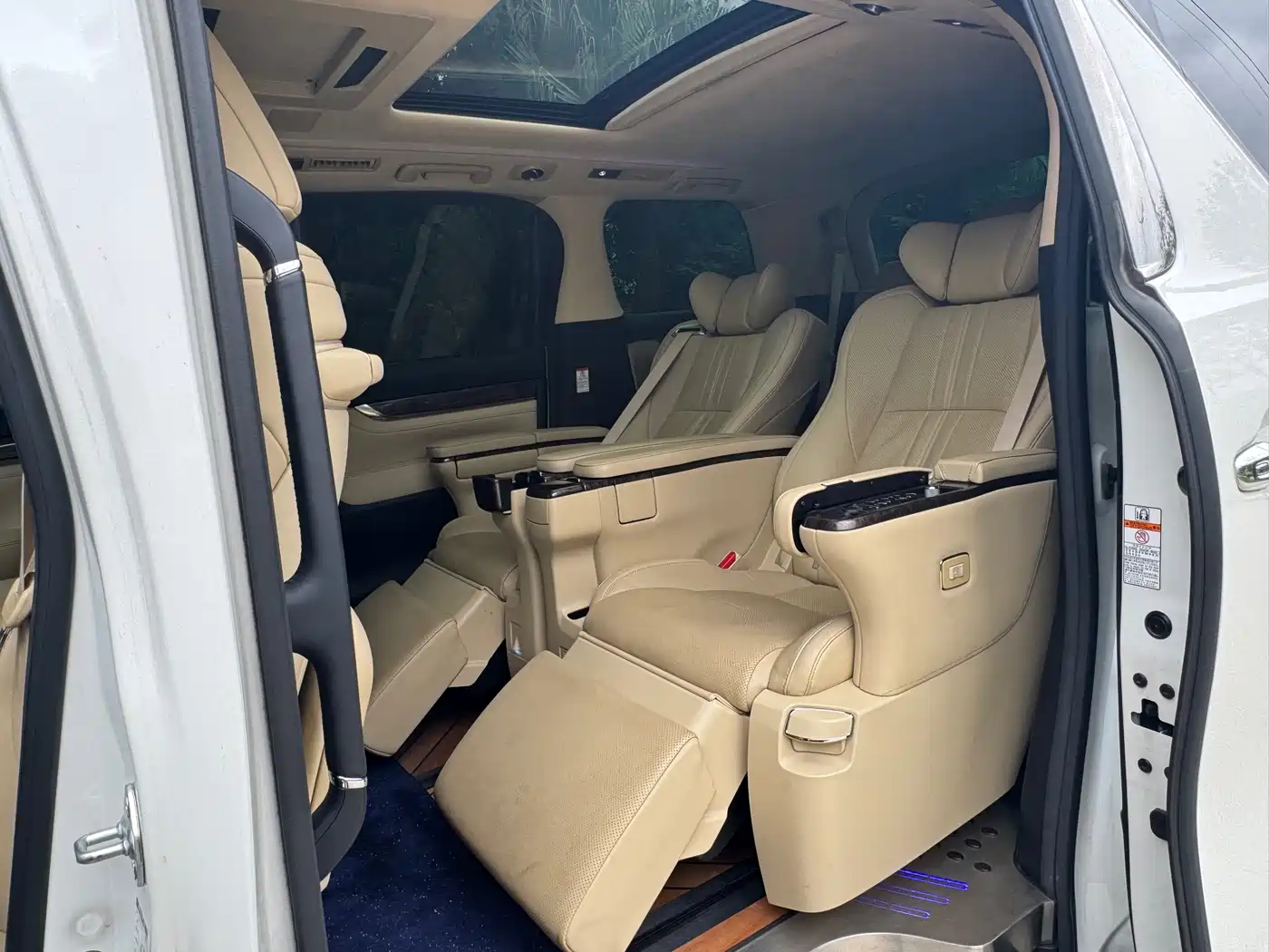 Toyota Alphard 2020 Hybrid 2.5L Gold Special Edition фото 13