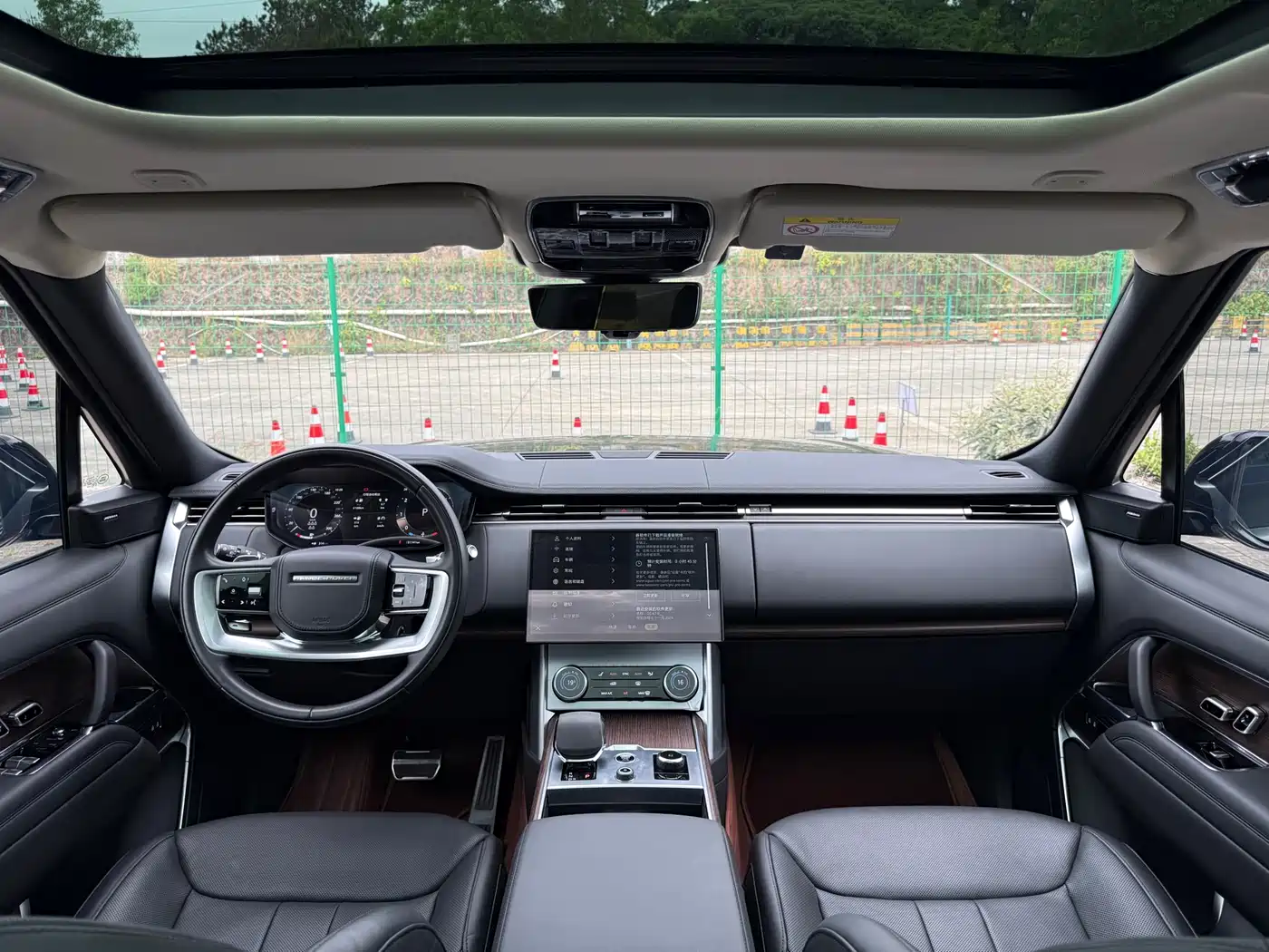 Land Rover Range Rover 2023 3.0 L6 400PS Golden Age 7-Seater Long Wheelbase фото 8