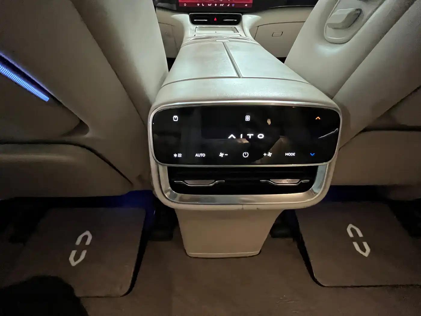 AITO Wenjie AITO M8 2025 Model Extended Range Max+ Edition 53.4kWh 6-Seater фото 18