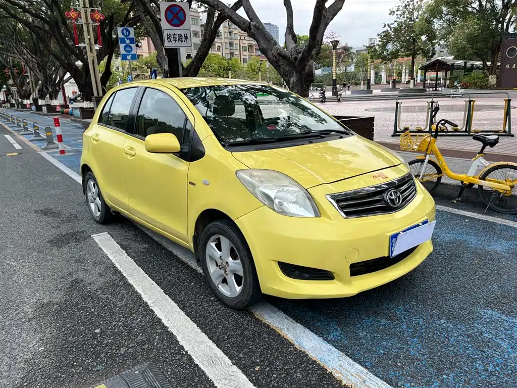 Toyota Yaris 2011 1.6E Auto Charm Edition фото 3