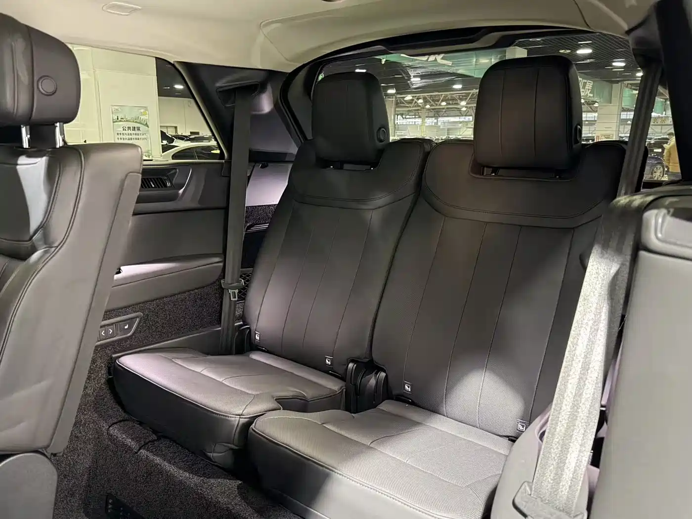 Land Rover Range Rover 2023 3.0 L6 400PS Golden Age 7-Seater Long Wheelbase фото 12