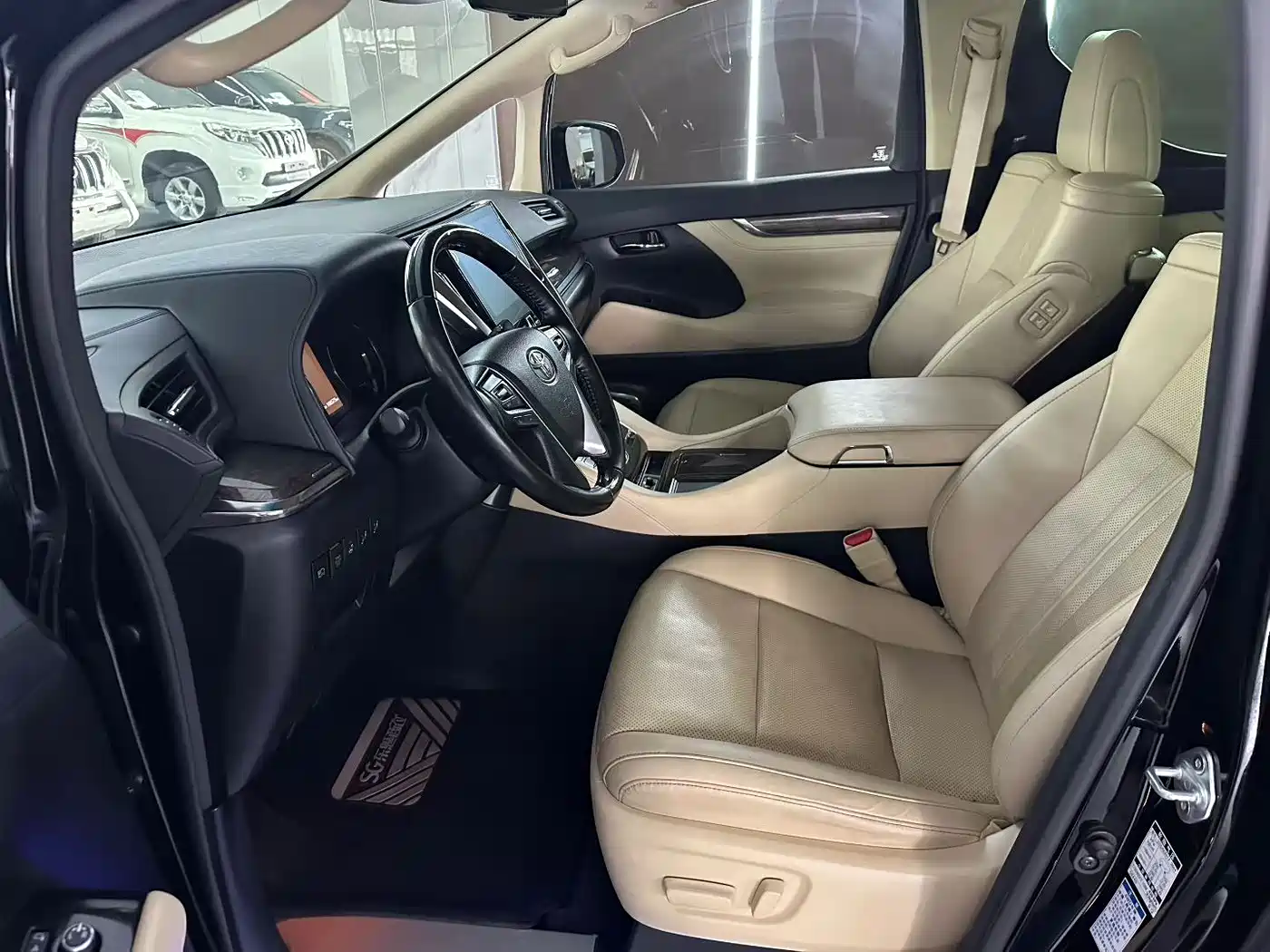 Toyota Alphard 2021 Hybrid 2.5L Premium фото 4