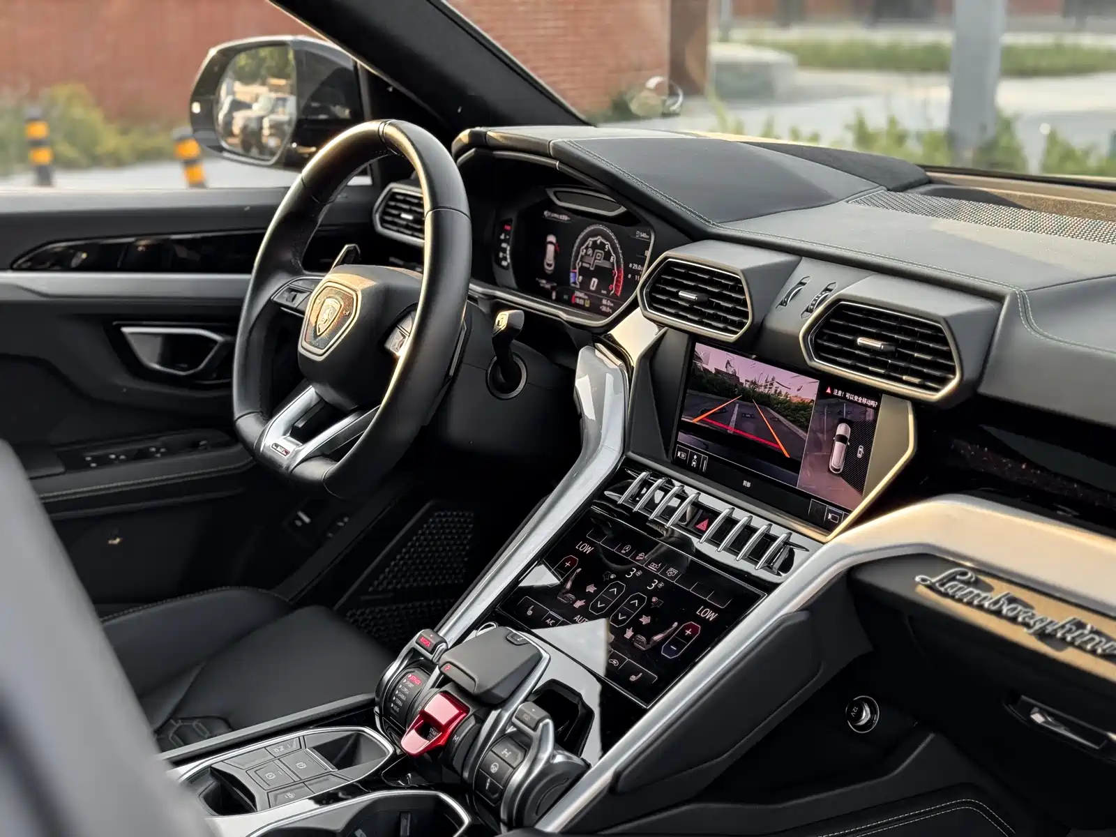 Фото 10 - Lamborghini Urus