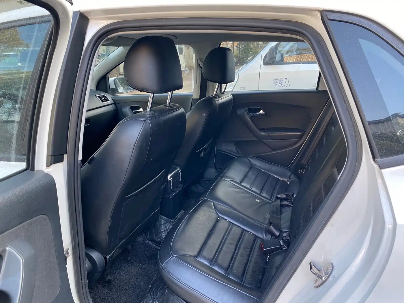 Volkswagen Polo 2011 1.6L Automatic Cool Edition фото 13
