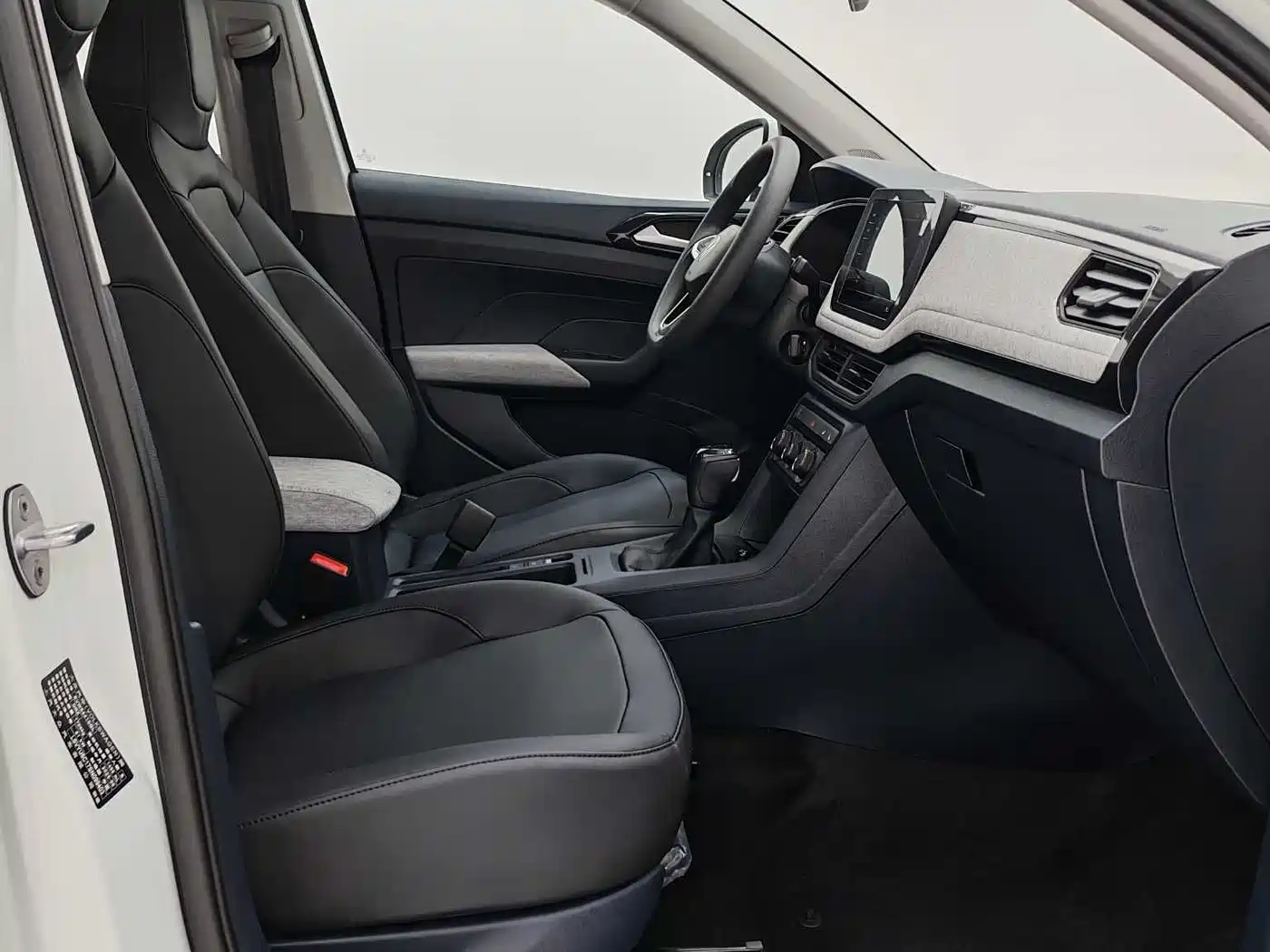 Volkswagen Tharu 2025 Model Rising Star 1.5L Advance Edition фото 8