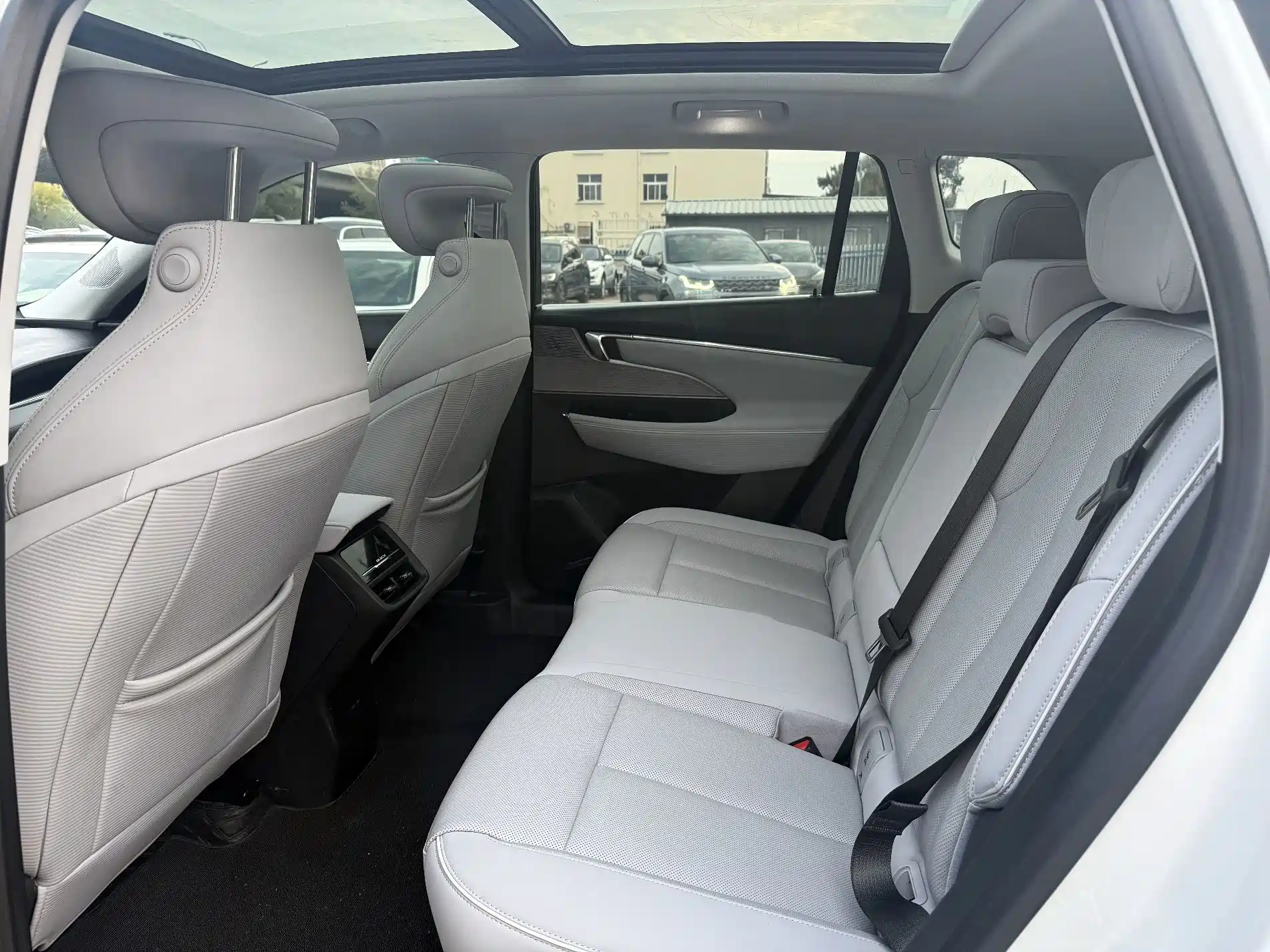 Photo 6 - Buick E5