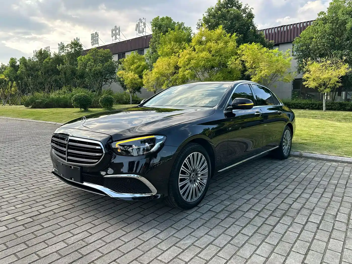 Mercedes-Benz E-Class 2023 E 300 L Fashion