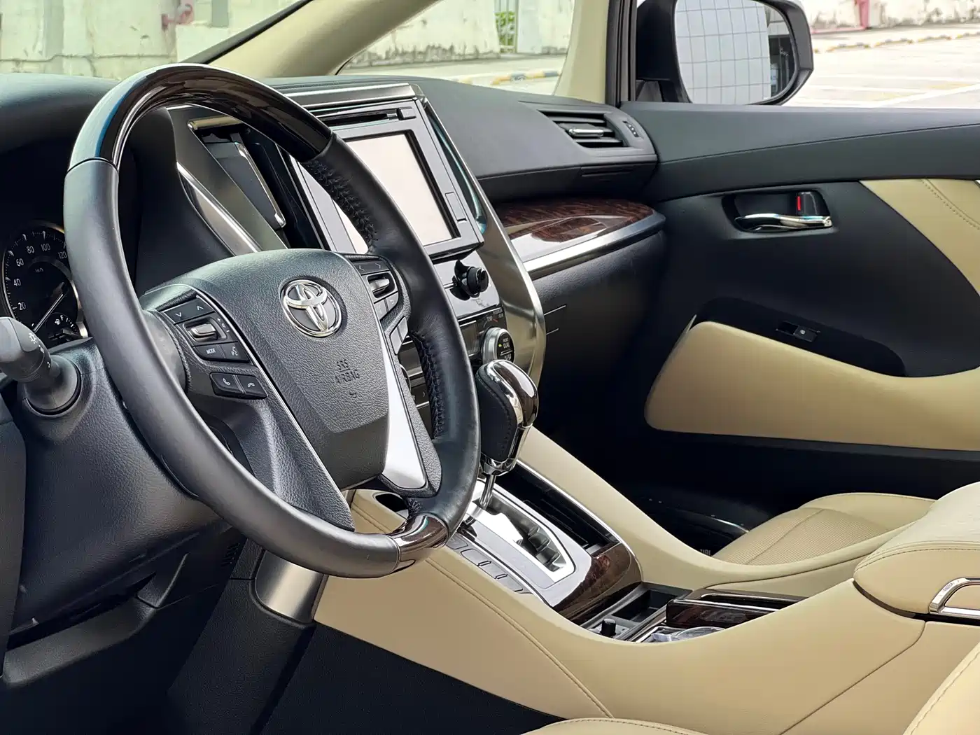 Toyota Alphard 2019 Hybrid 2.5L Luxury фото 13