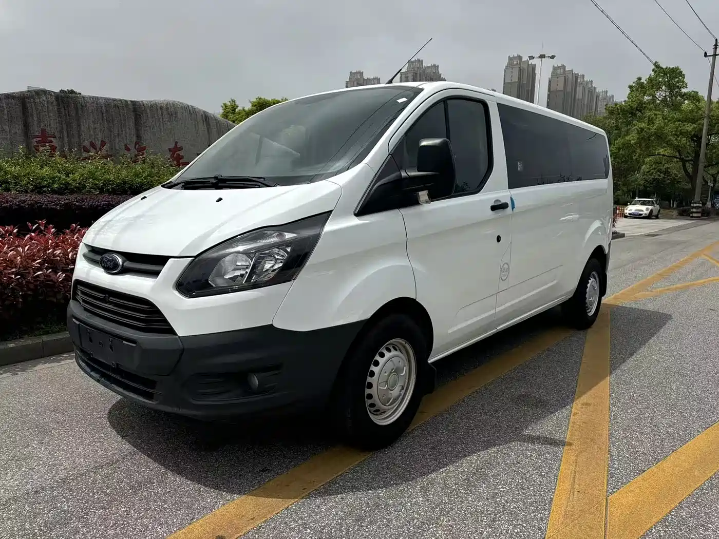 Ford Transit 2020 2.0T Diesel Multi-purpose Commercial Vehicle Medium Wheelbase Low Roof Dual Swing Doors China VI