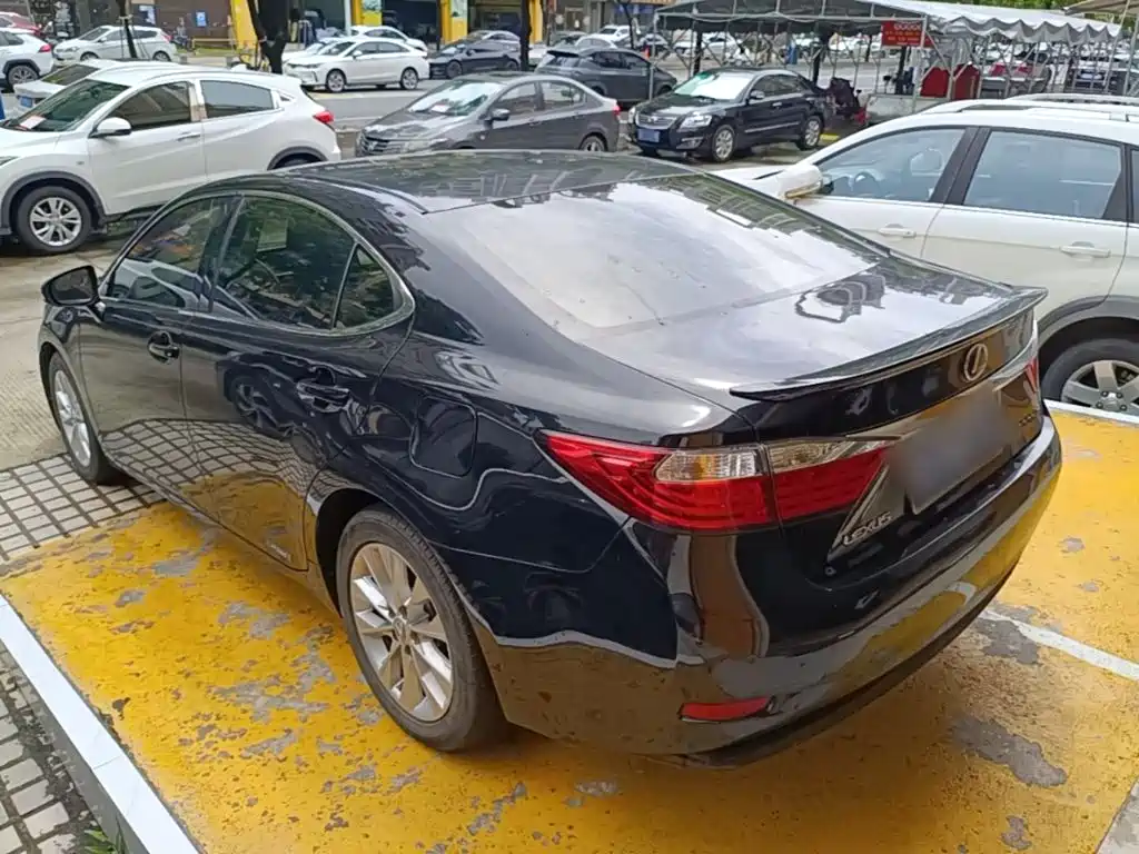 Фото 5 - Lexus ES
