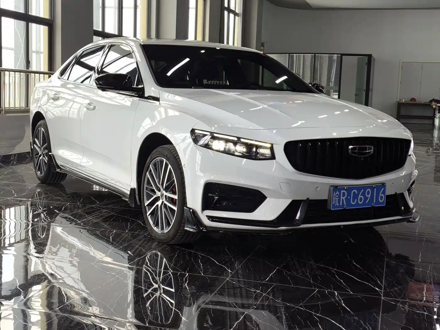 Фото 3 - Geely Preface
