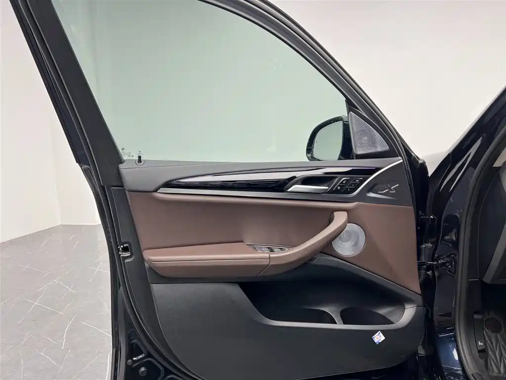BMW iX3 2022 Leading Edition фото 12