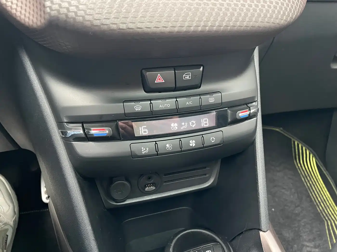 Peugeot 2008 2014 1.6L Automatic Navigation Edition фото 12