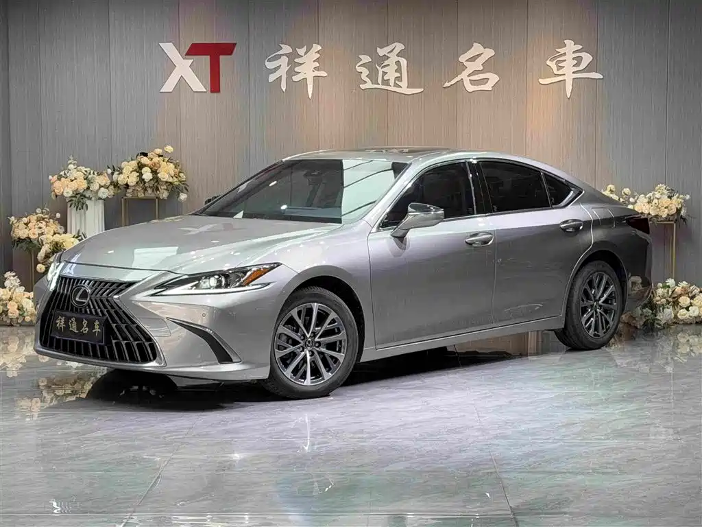 Фото 1 - Lexus ES