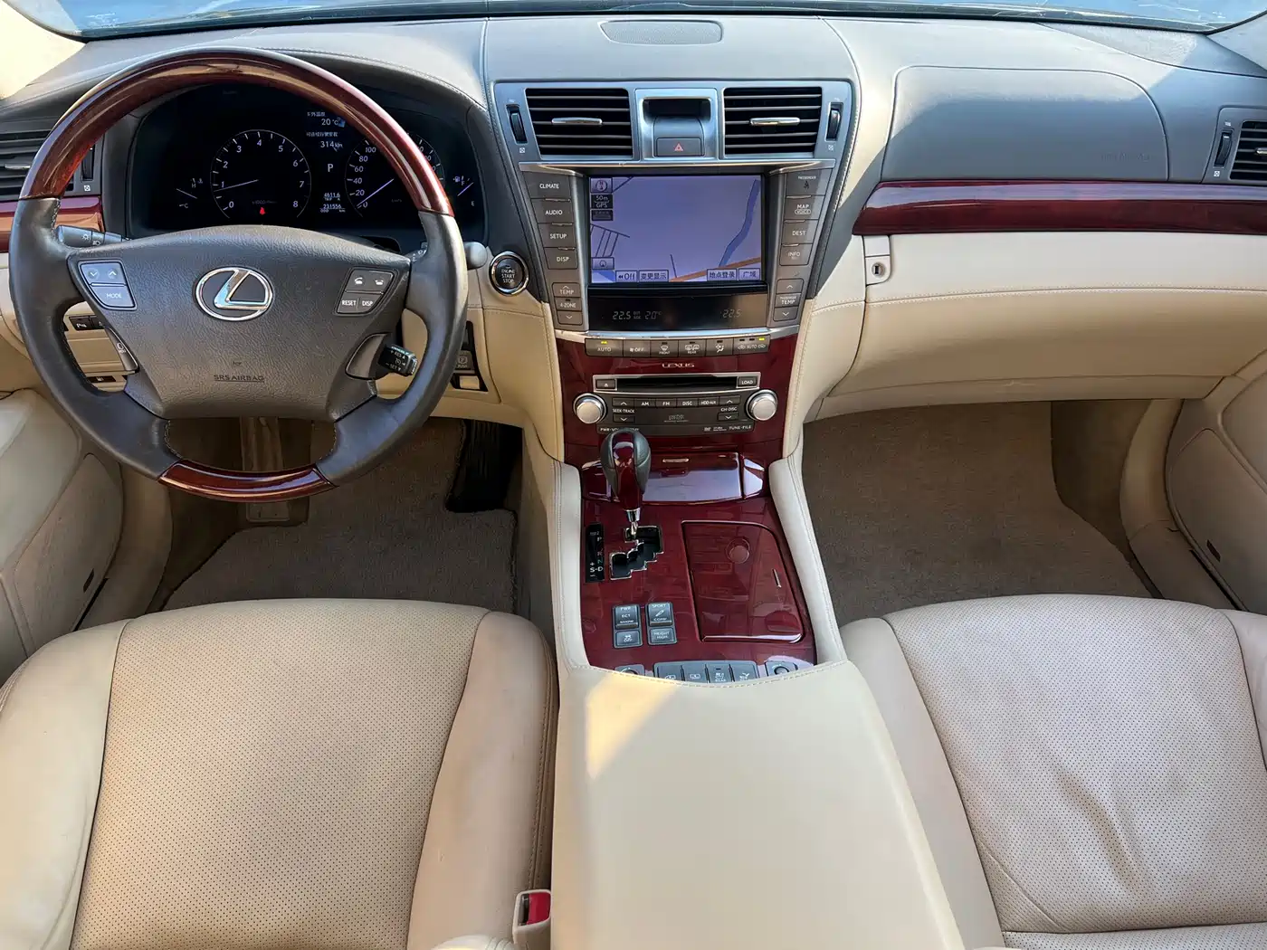 Фото 9 - Lexus LS