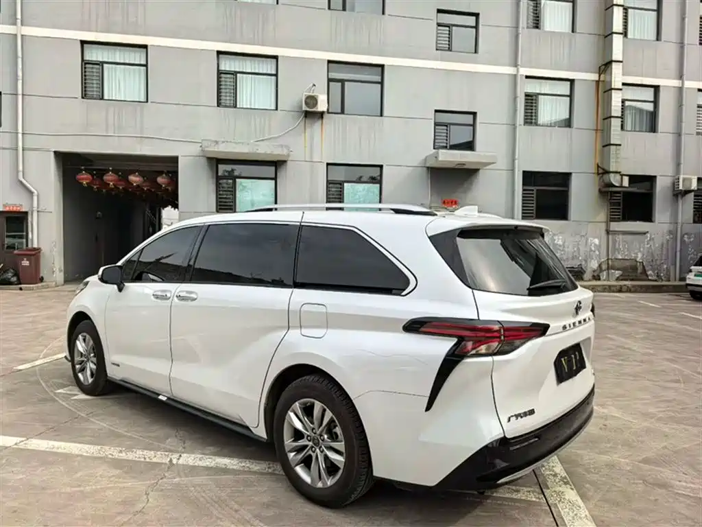 Toyota Sienna 2021 2.5L Hybrid Ultimate Edition фото 10