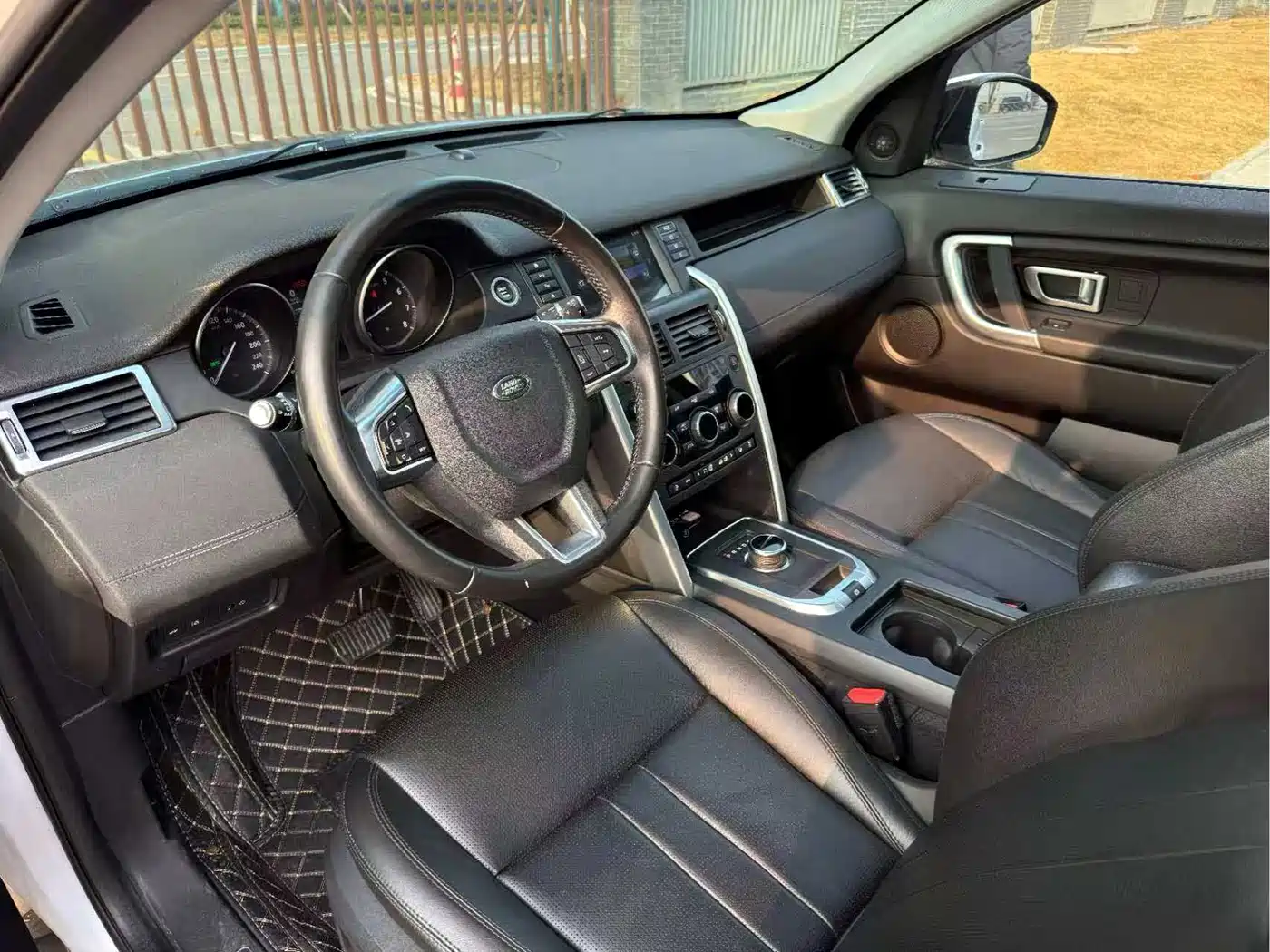 Land Rover Discovery Sport 2018 240PS SE Edition фото 4