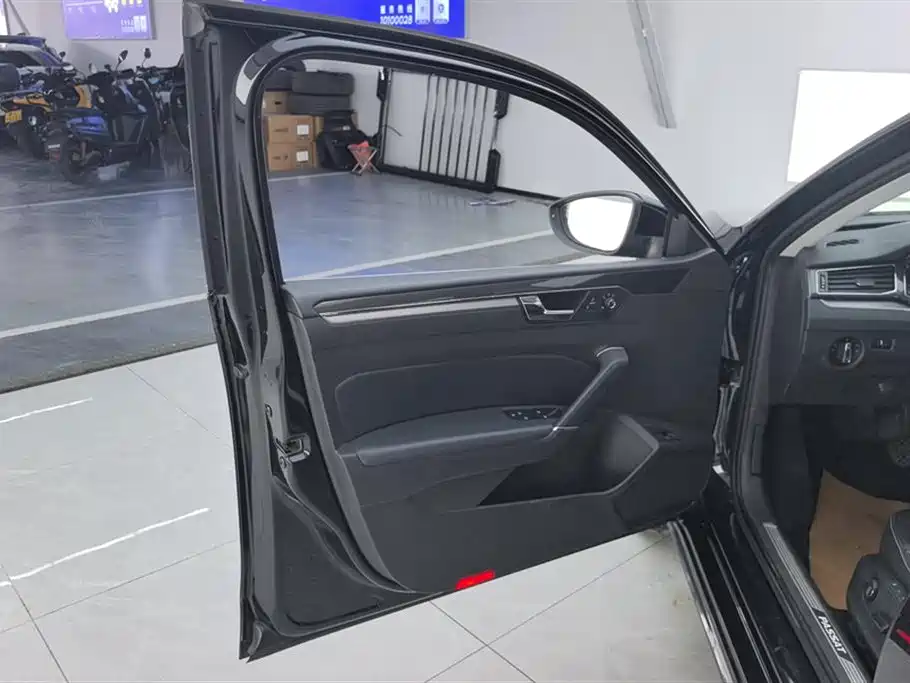 Volkswagen Passat 2017 330TSI DSG Luxury фото 7