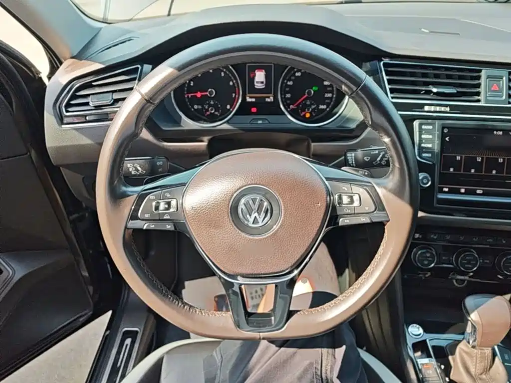 Фото 11 - Volkswagen Tiguan L