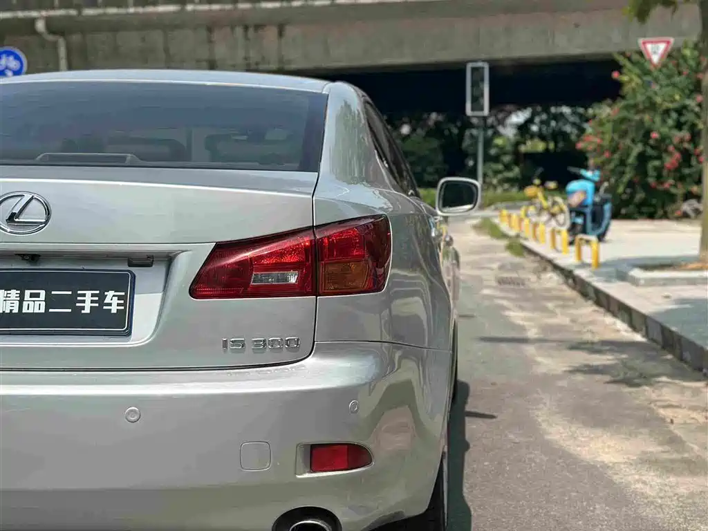 Фото 11 - Lexus IS