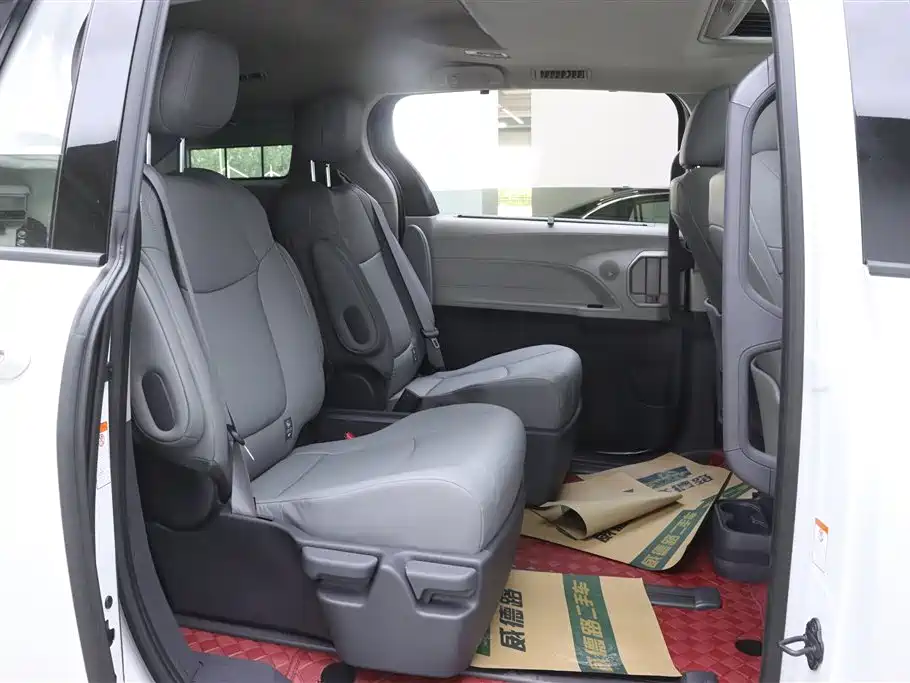Toyota Granvia 2024 2.5L Hybrid Comfort фото 13