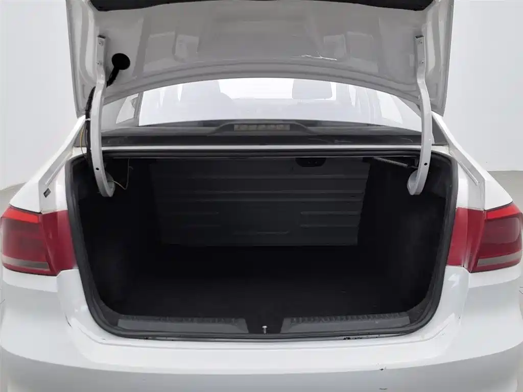 Volkswagen Santana 2013 1.6L Manual Trend Edition фото 16