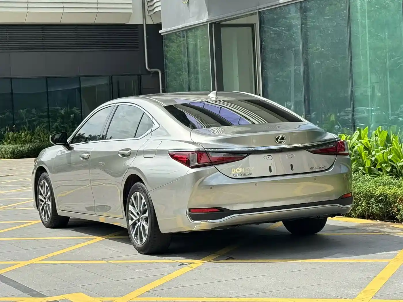 Photo 9 - Lexus ES