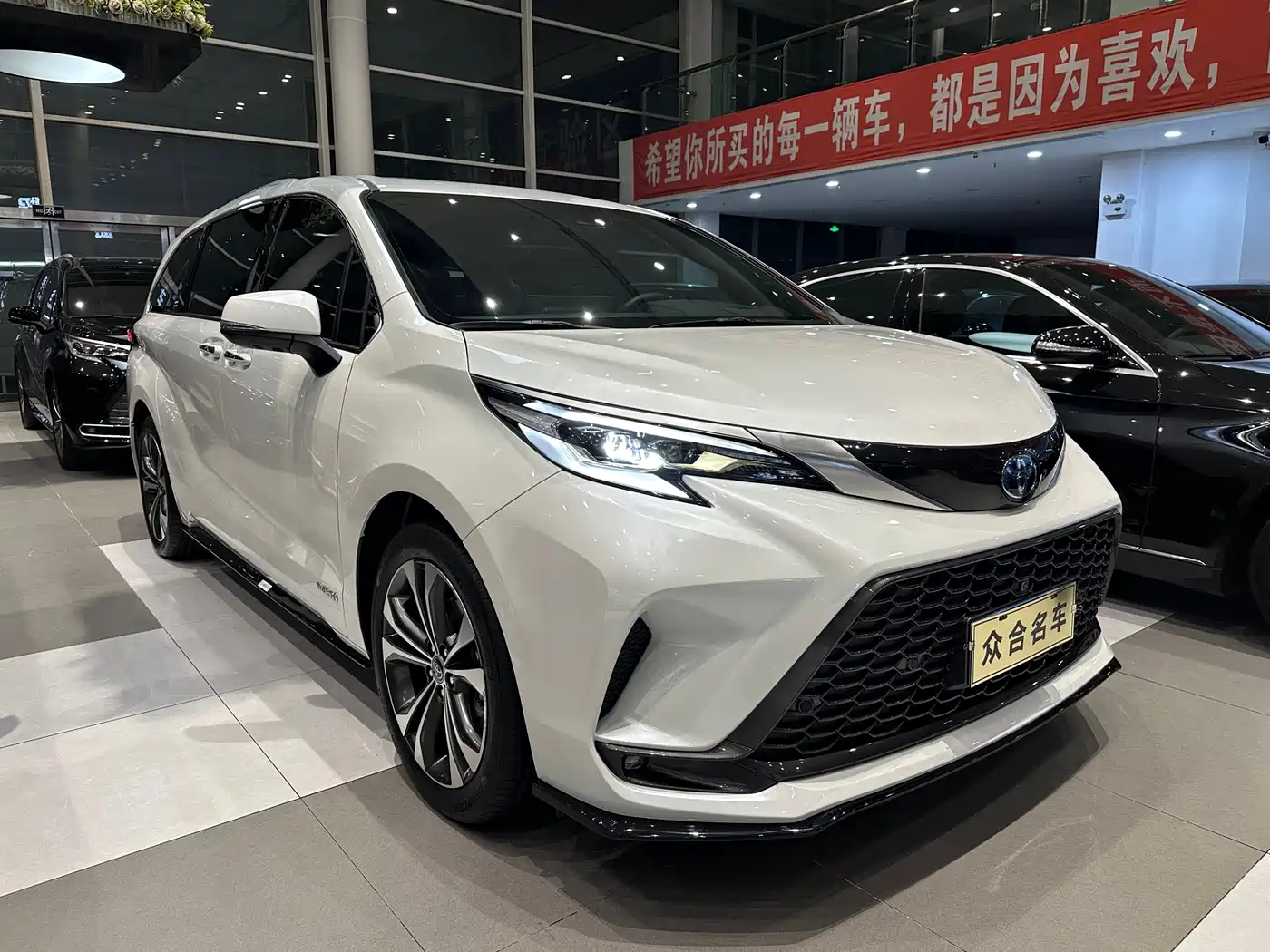 Toyota Granvia 2023 2022 Model Year 2.5L Hybrid Flagship Edition