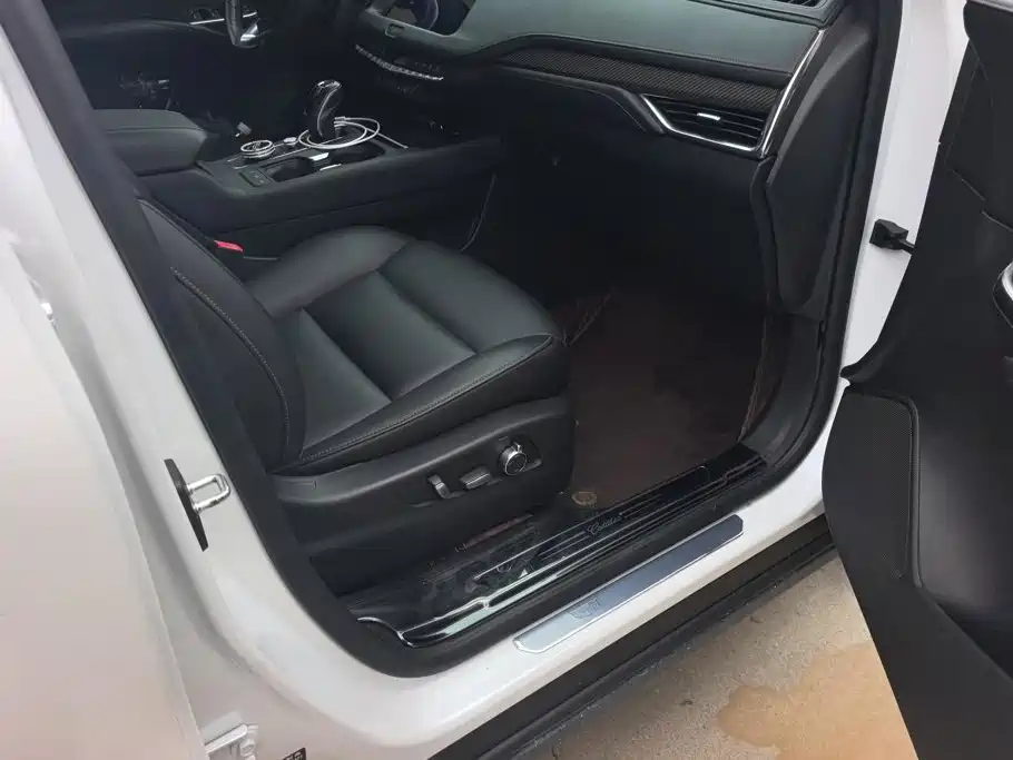 Фото 8 - Cadillac XT4