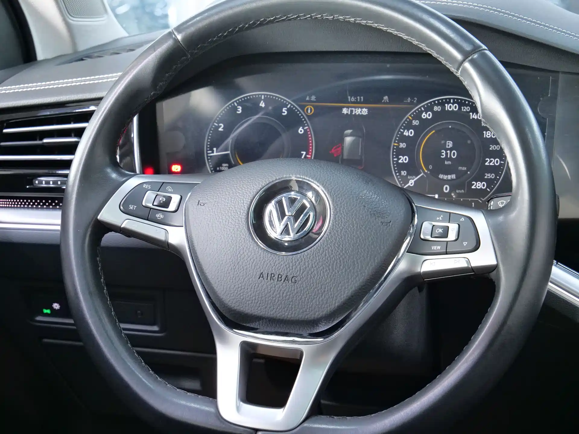 Фото 11 - Volkswagen Touareg