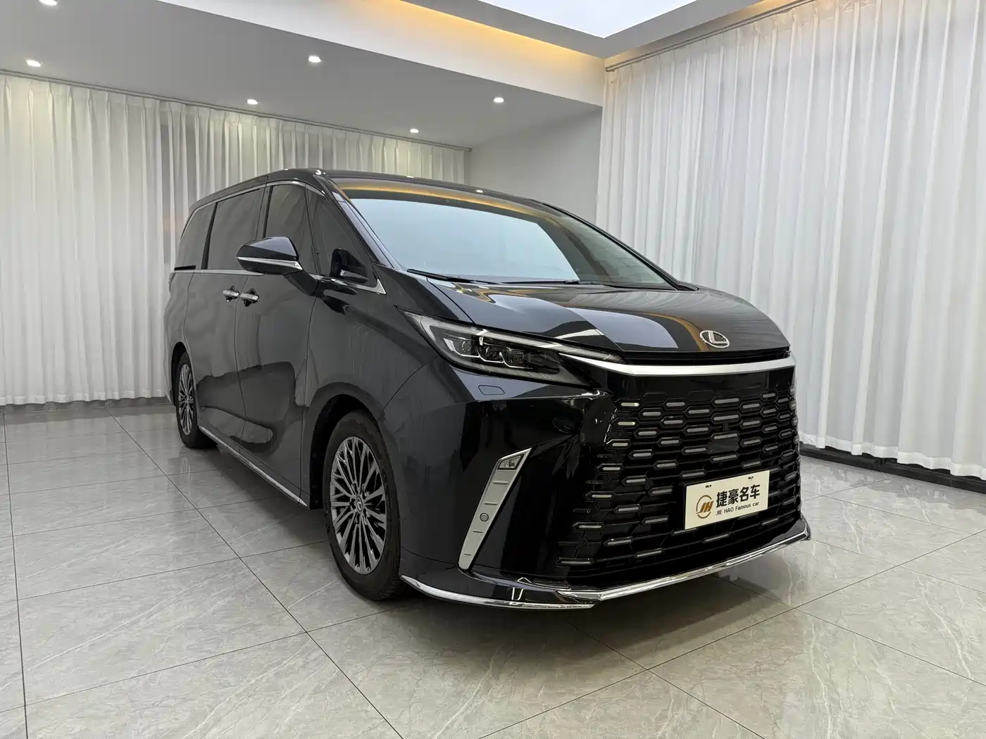 Lexus LM 2023 350h 7-Seater Elegance Edition фото 3