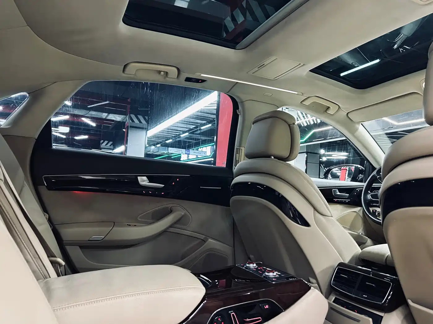 Photo 10 - Audi A8