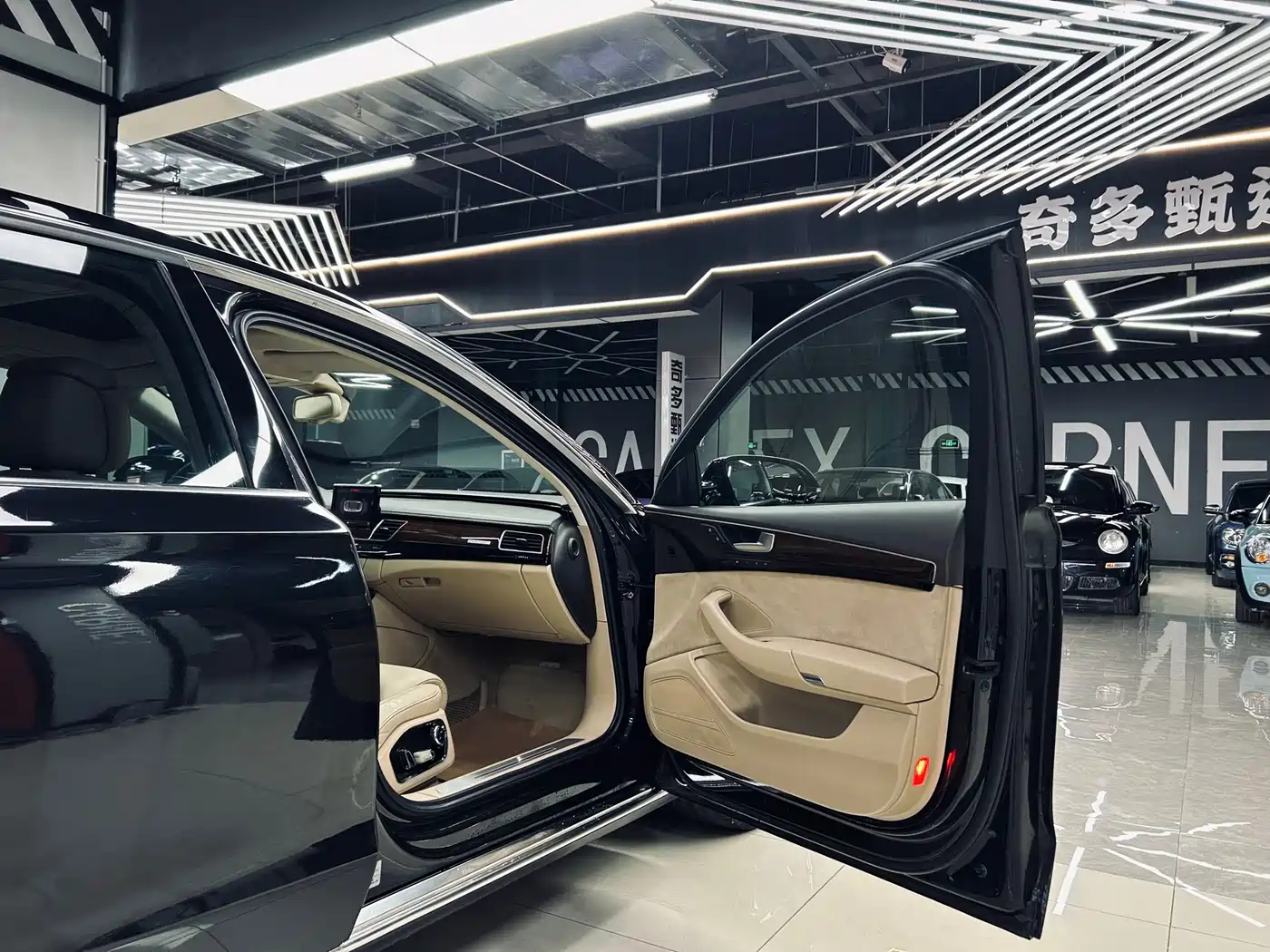 Photo 17 - Audi A8